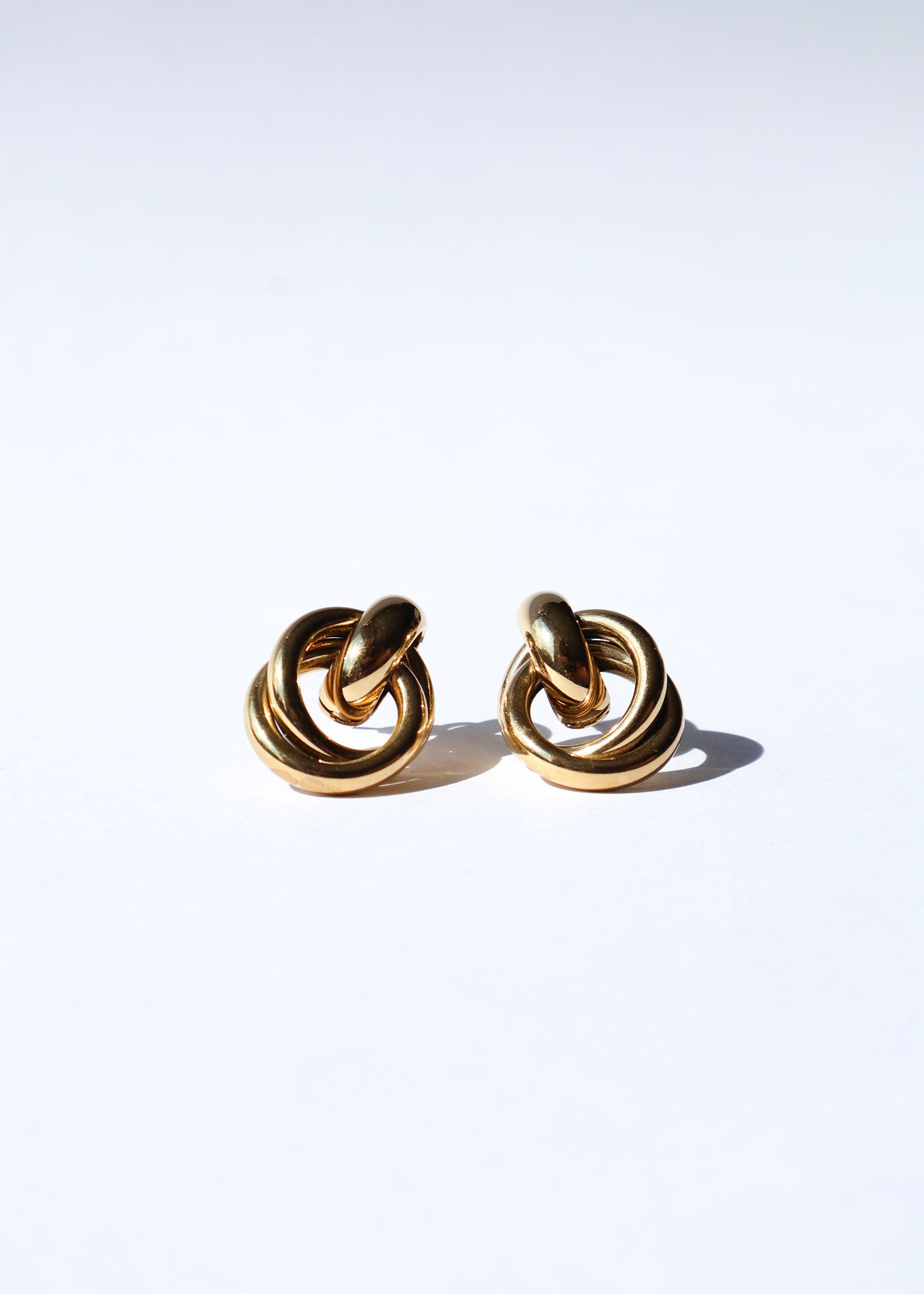 Offrez-vous la délicatesse des boucles d'oreilles Alba. Leur design épuré apporte une touche de fraîcheur et d'élégance discrète à votre style de tous les jours. acier inoxydable doré