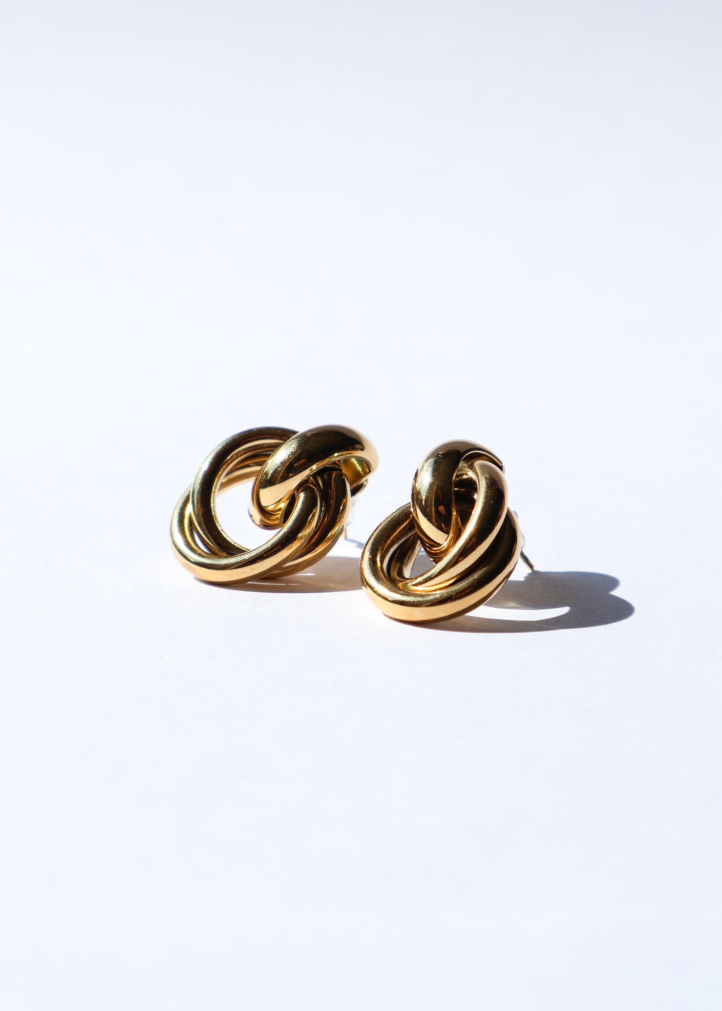 Offrez-vous la délicatesse des boucles d'oreilles Alba. Leur design épuré apporte une touche de fraîcheur et d'élégance discrète à votre style de tous les jours. acier inoxydable doré