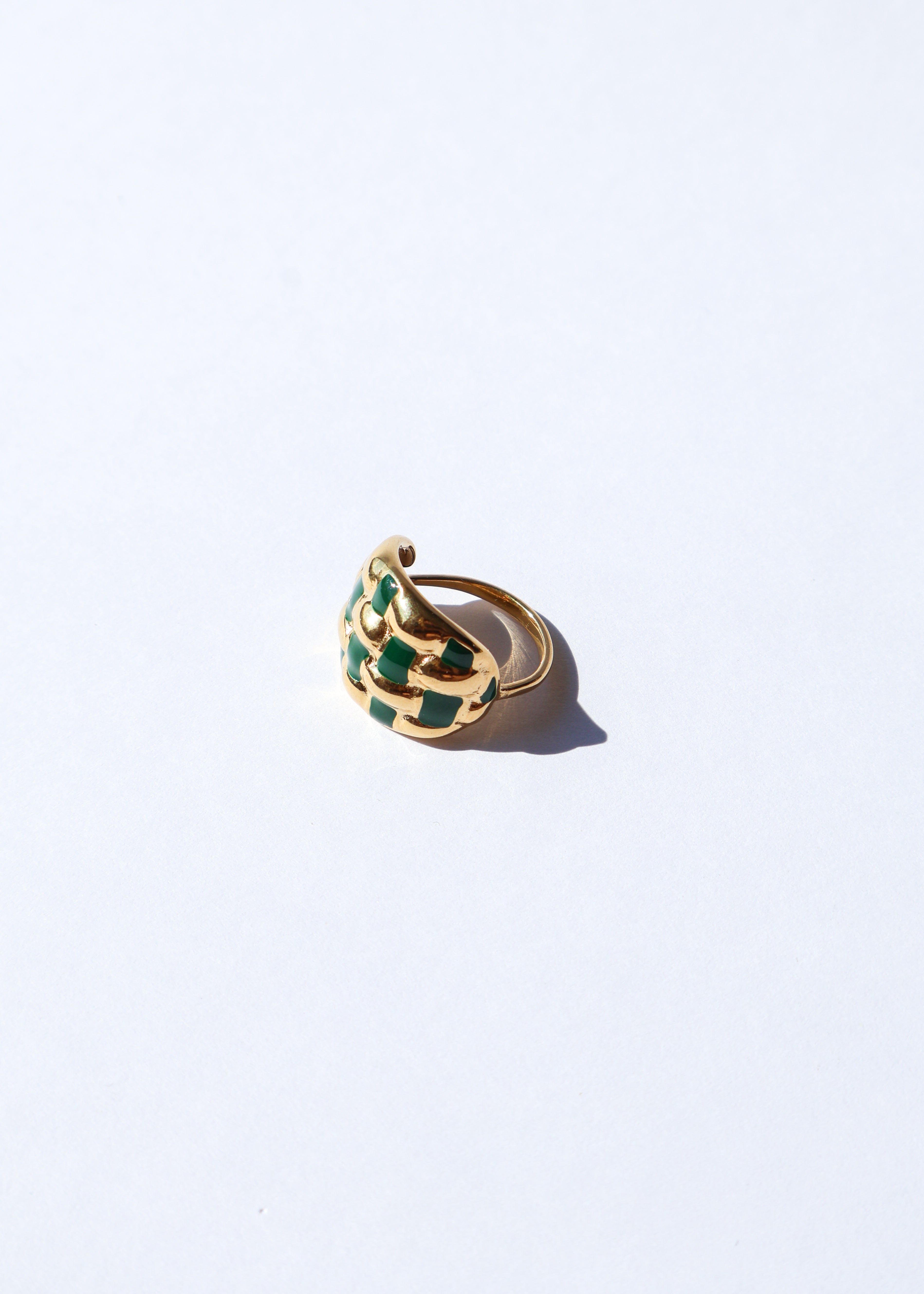 Bague en acier inoxydable composée d'une forme bombée et de traits en émail coloré vert.
Ajustable, la bague se resserre ou s'agrandi