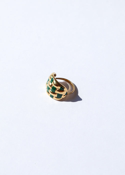 Bague en acier inoxydable composée d'une forme bombée et de traits en émail coloré vert.
Ajustable, la bague se resserre ou s'agrandi