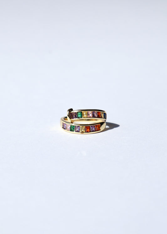 Découvrez notre bague ajustable au design de clou dorée, une création audacieuse. Ornée de strass scintillants et sculptée dans l'acier inoxydable, elle allie le caractère rebelle du motif de clou au glamour des strass. L'acier inoxydable assure une résistance et un éclat durable.