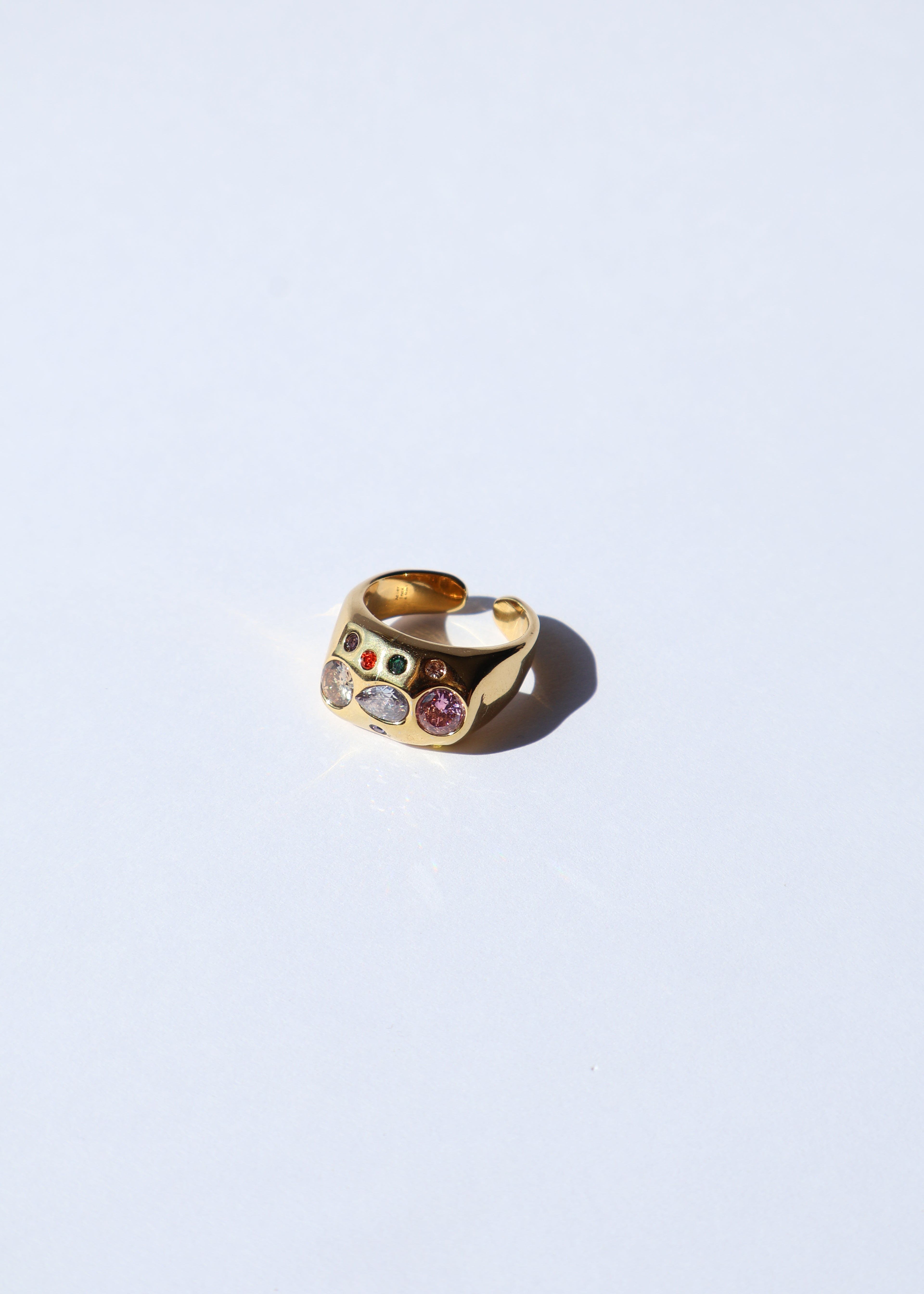 Bague ajustable dorée avec des strass, assez robuste, présentée sur un fond blanc, idéale pour habiller une tenue