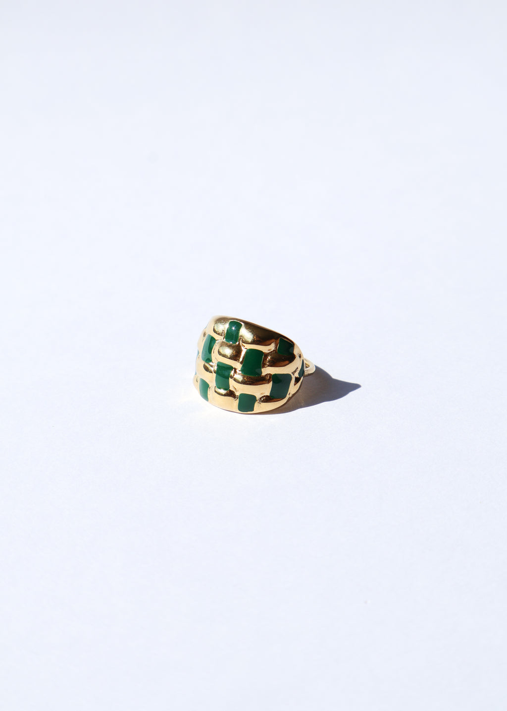 Bague en acier inoxydable composée d'une forme bombée et de traits en émail coloré vert.
Ajustable, la bague se resserre ou s'agrandi