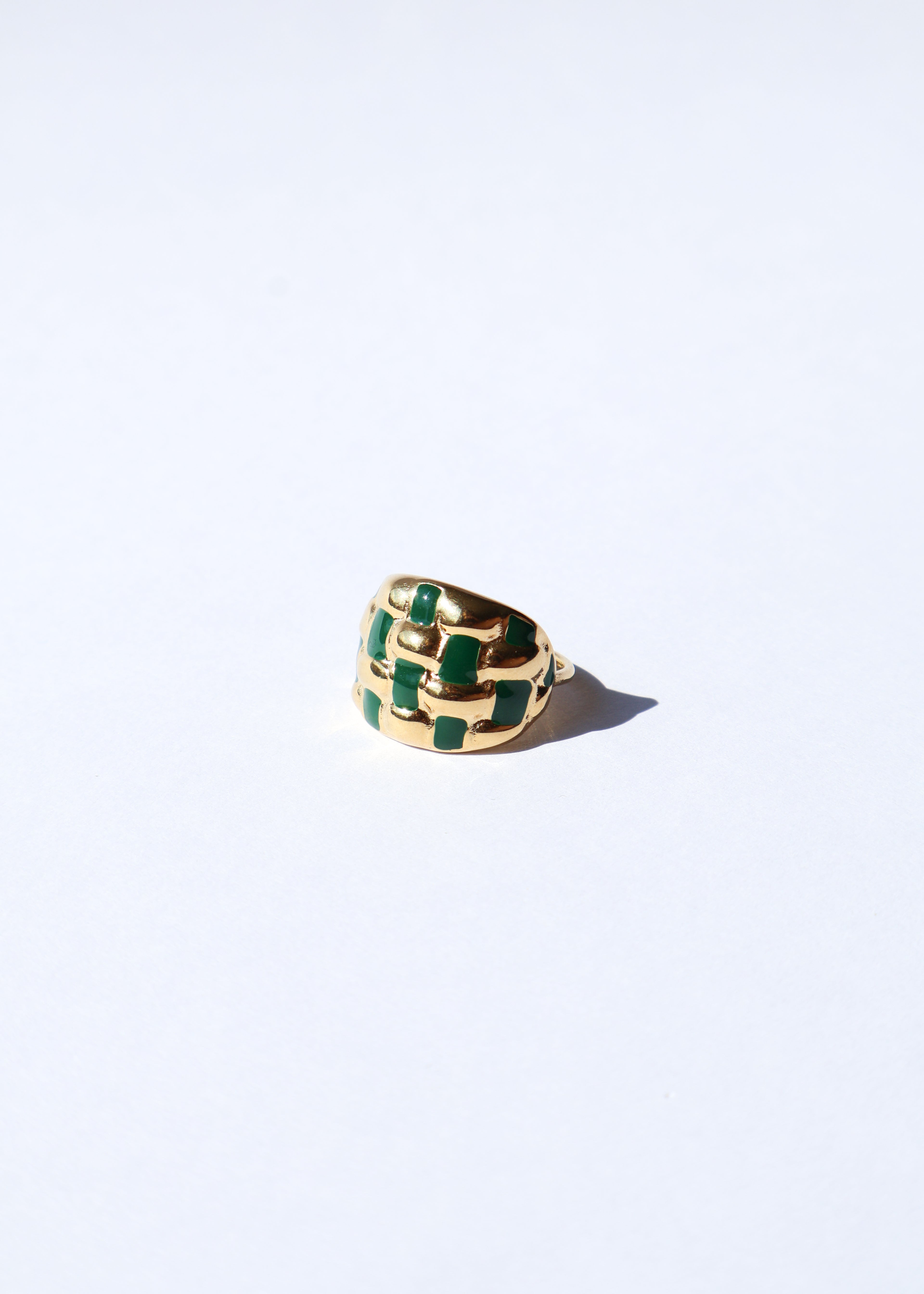 Bague en acier inoxydable composée d'une forme bombée et de traits en émail coloré vert.
Ajustable, la bague se resserre ou s'agrandi