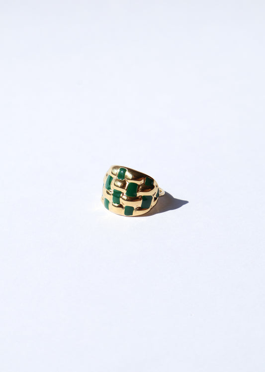 Bague en acier inoxydable composée d'une forme bombée et de traits en émail coloré vert.
Ajustable, la bague se resserre ou s'agrandi
