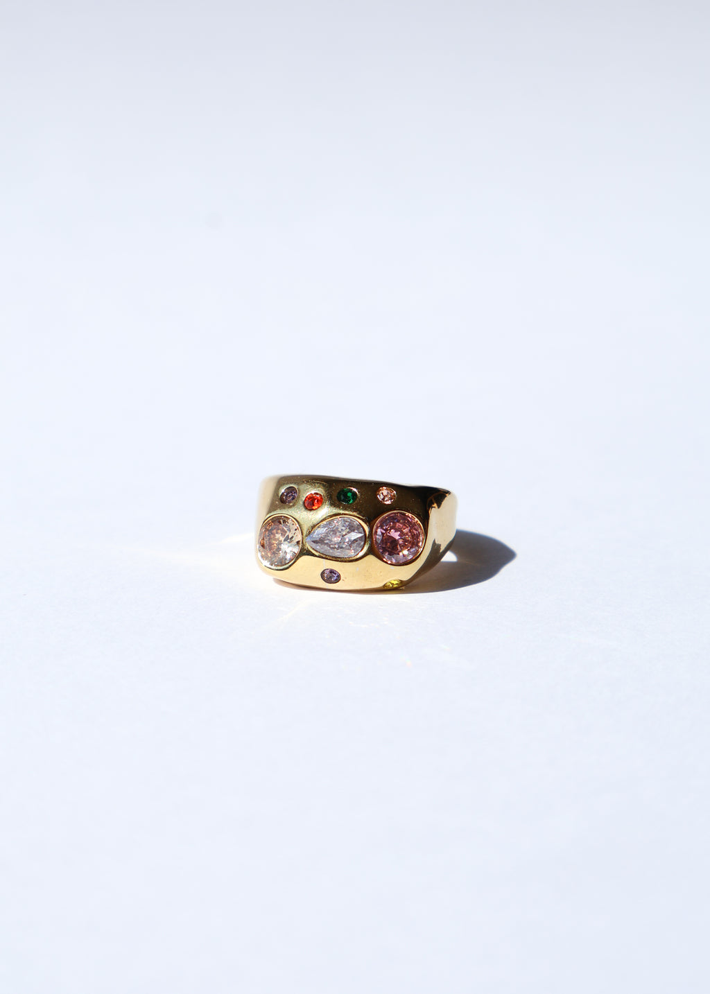 Bague ajustable dorée avec des strass, assez robuste, présentée sur un fond blanc, idéale pour habiller une tenue