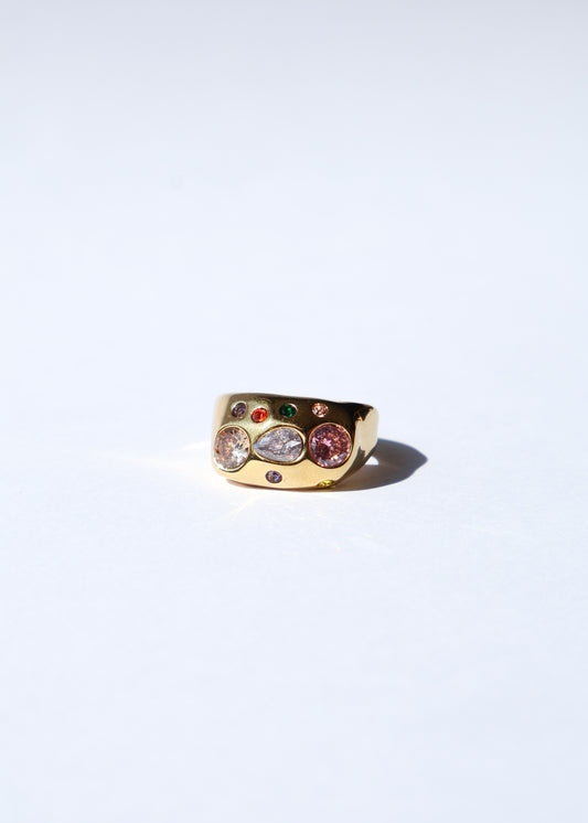 Bague ajustable dorée avec des strass, assez robuste, présentée sur un fond blanc, idéale pour habiller une tenue