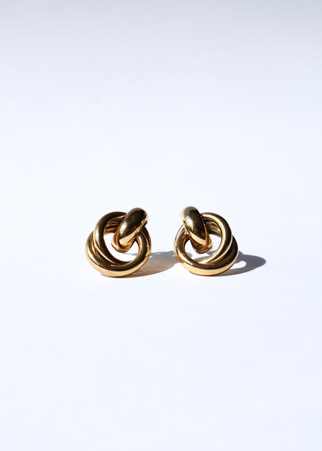 Offrez-vous la délicatesse des boucles d'oreilles Alba. Leur design épuré apporte une touche de fraîcheur et d'élégance discrète à votre style de tous les jours. acier inoxydable doré