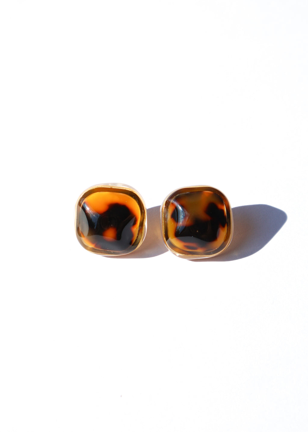 Boucles d'oreilles Nova marron en résine, métal et argent 925, forme carrée, motif écaille 