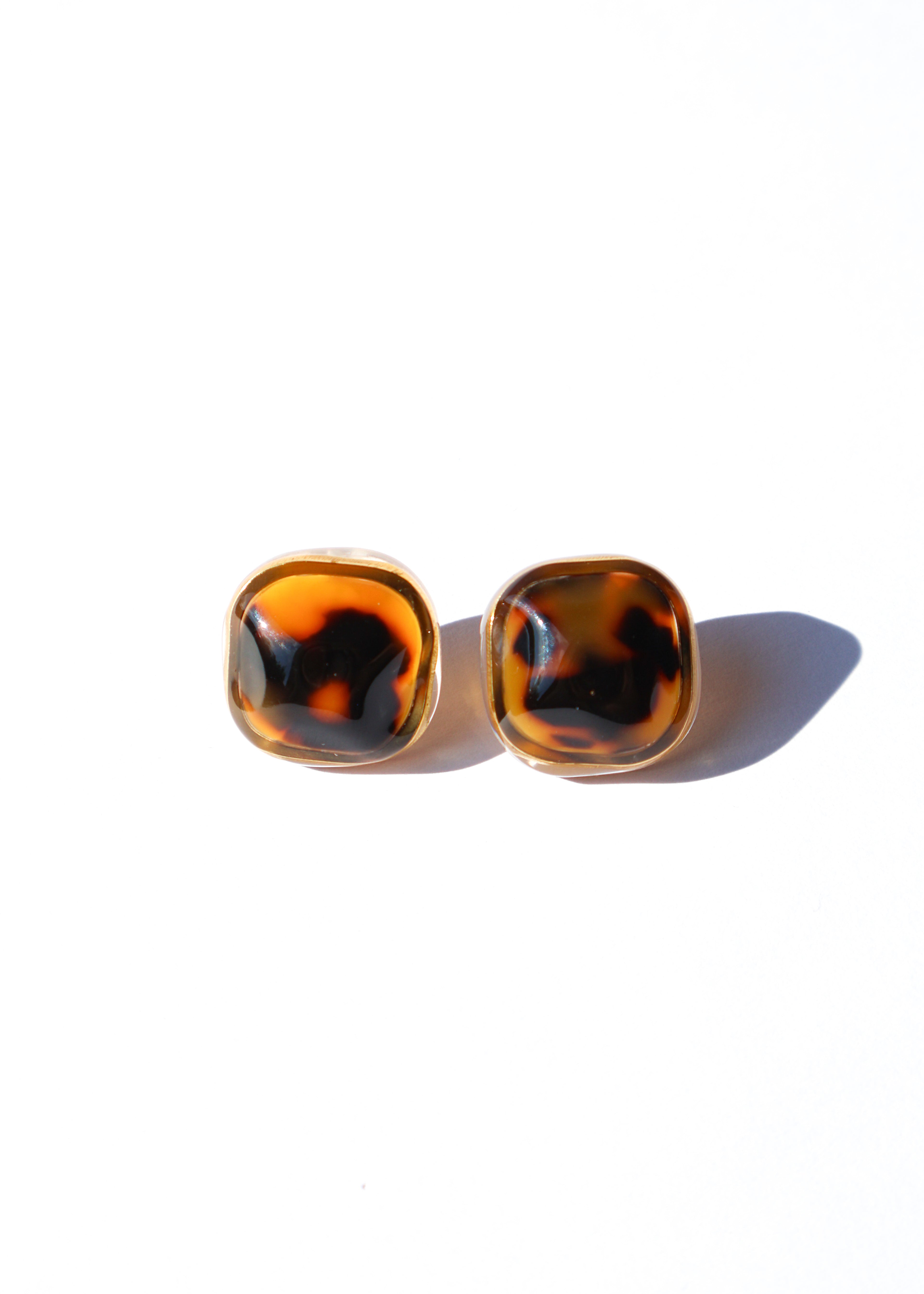 Boucles d'oreilles Nova marron en résine, métal et argent 925, forme carrée, motif écaille 