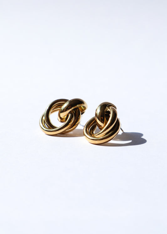 Offrez-vous la délicatesse des boucles d'oreilles Alba. Leur design épuré apporte une touche de fraîcheur et d'élégance discrète à votre style de tous les jours. acier inoxydable doré