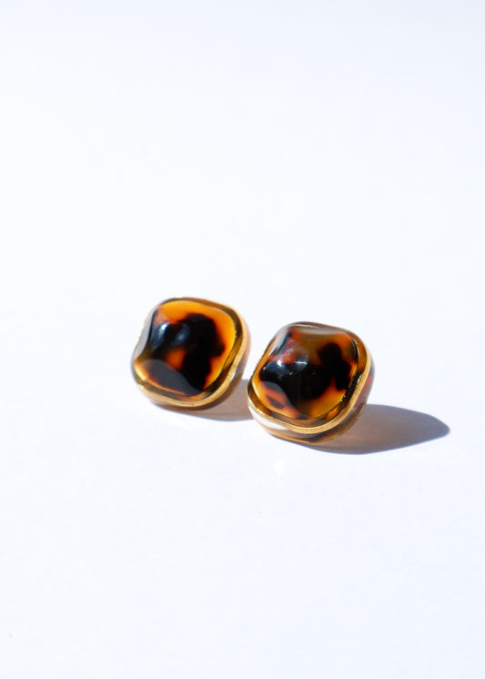 Boucles d'oreilles Nova marron en résine, métal et argent 925, forme carrée, motif écaille 