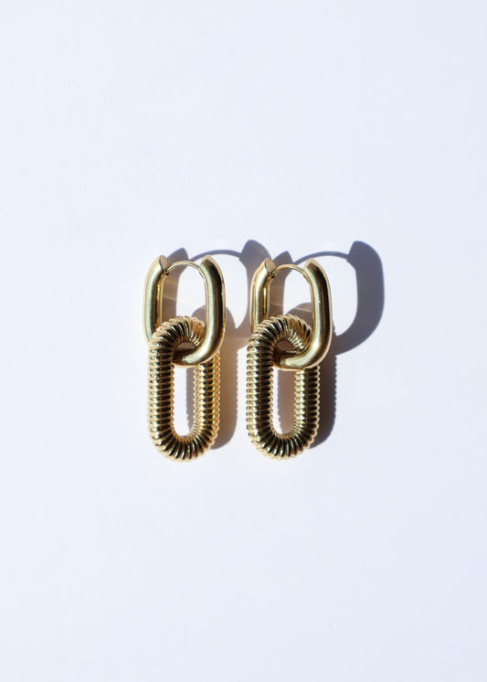 Apportez une touche de chaleur et de lumière à votre visage avec les créoles Soléa.&nbsp;Confortables et durables, ces boucles d'oreilles sont un accessoire essentiel pour celles qui aiment les bijoux lumineux et discrets.&nbsp;

Matériaux : Acier inoxydable 100%.