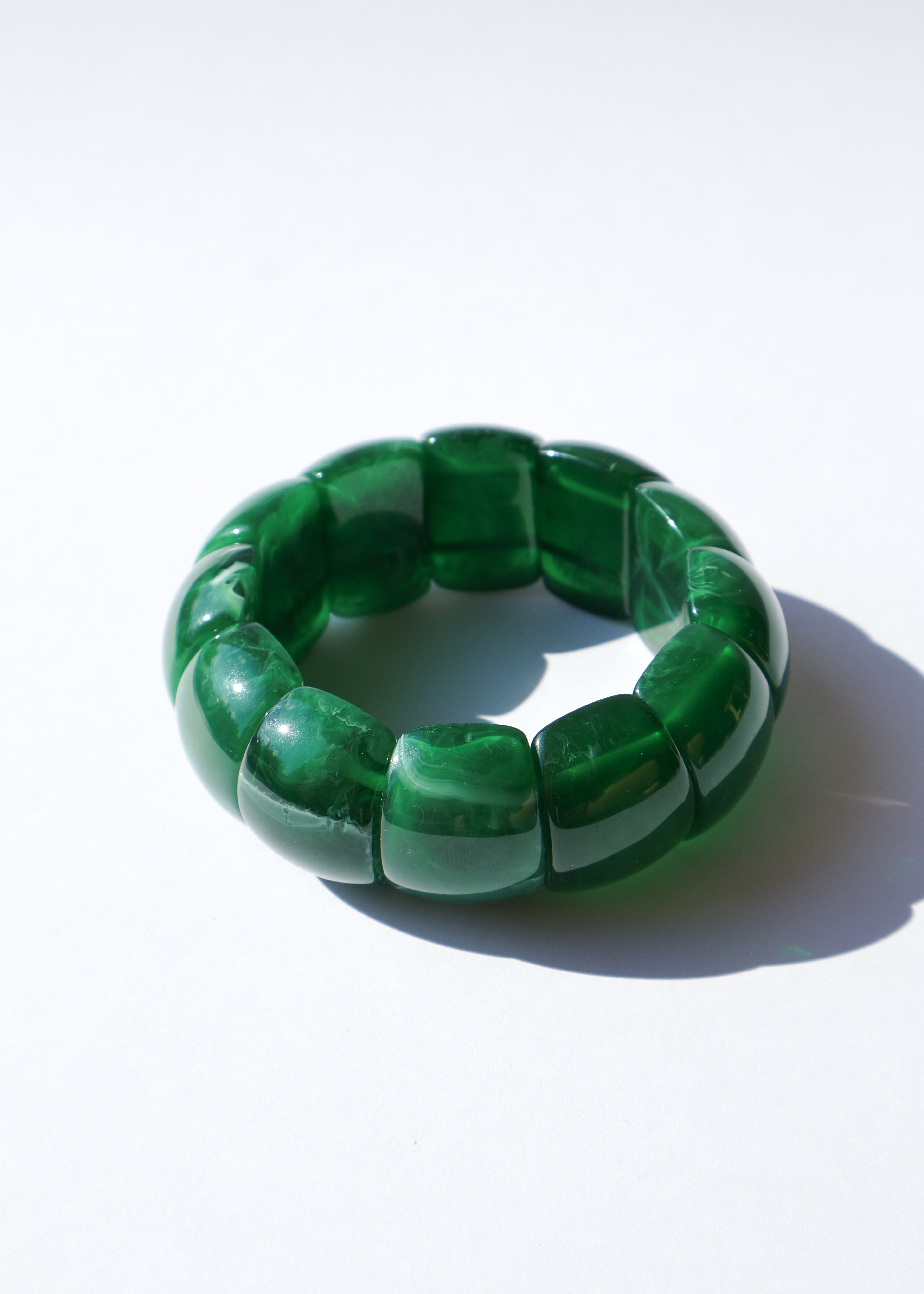 Bracelet élastique type manchette composé de grandes pièces en acétate vert