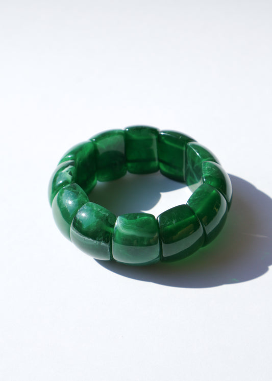 Bracelet élastique type manchette composé de grandes pièces en acétate vert