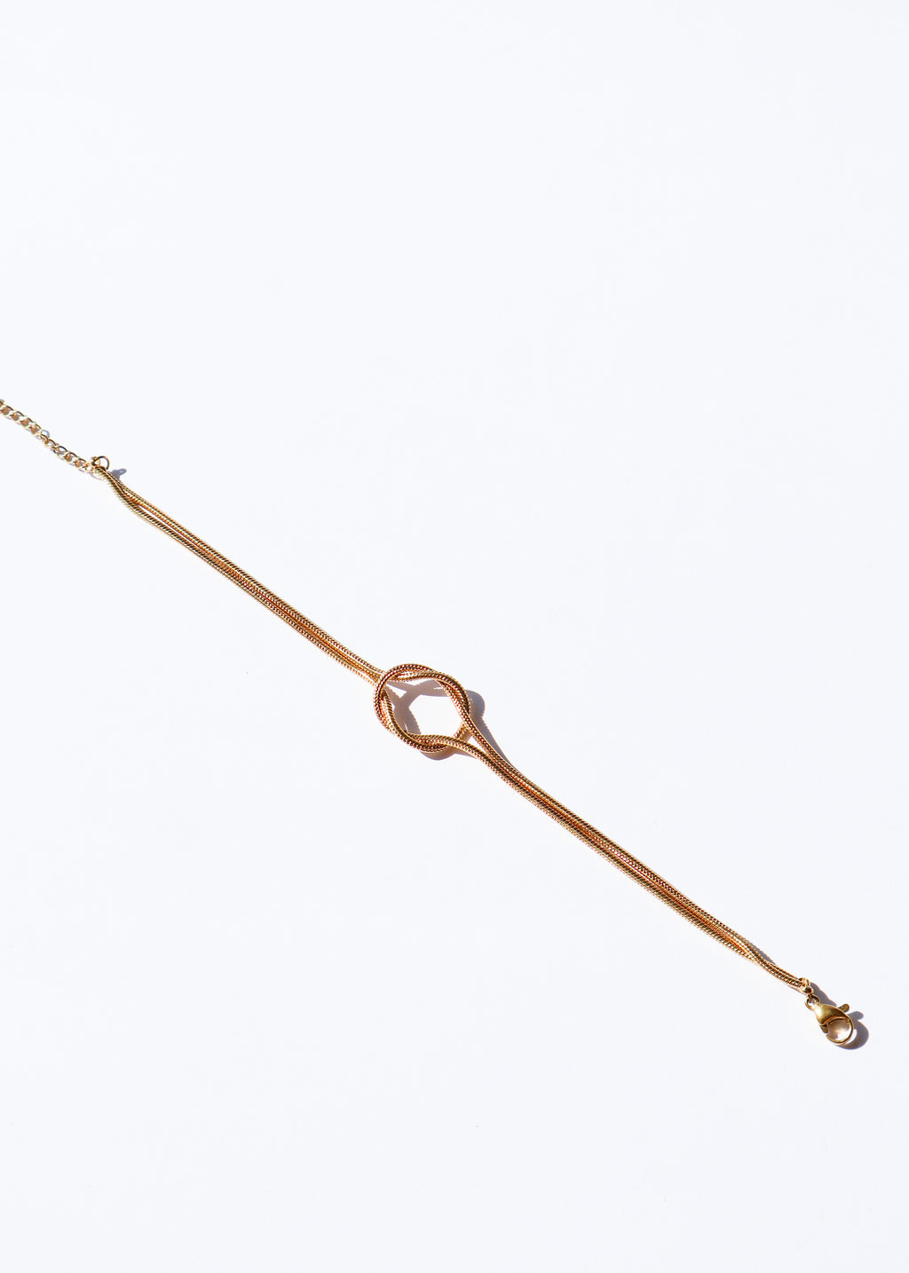 Bracelet en acier inoxydable doré / or, composé d'une chaîne avec un noeud élégant