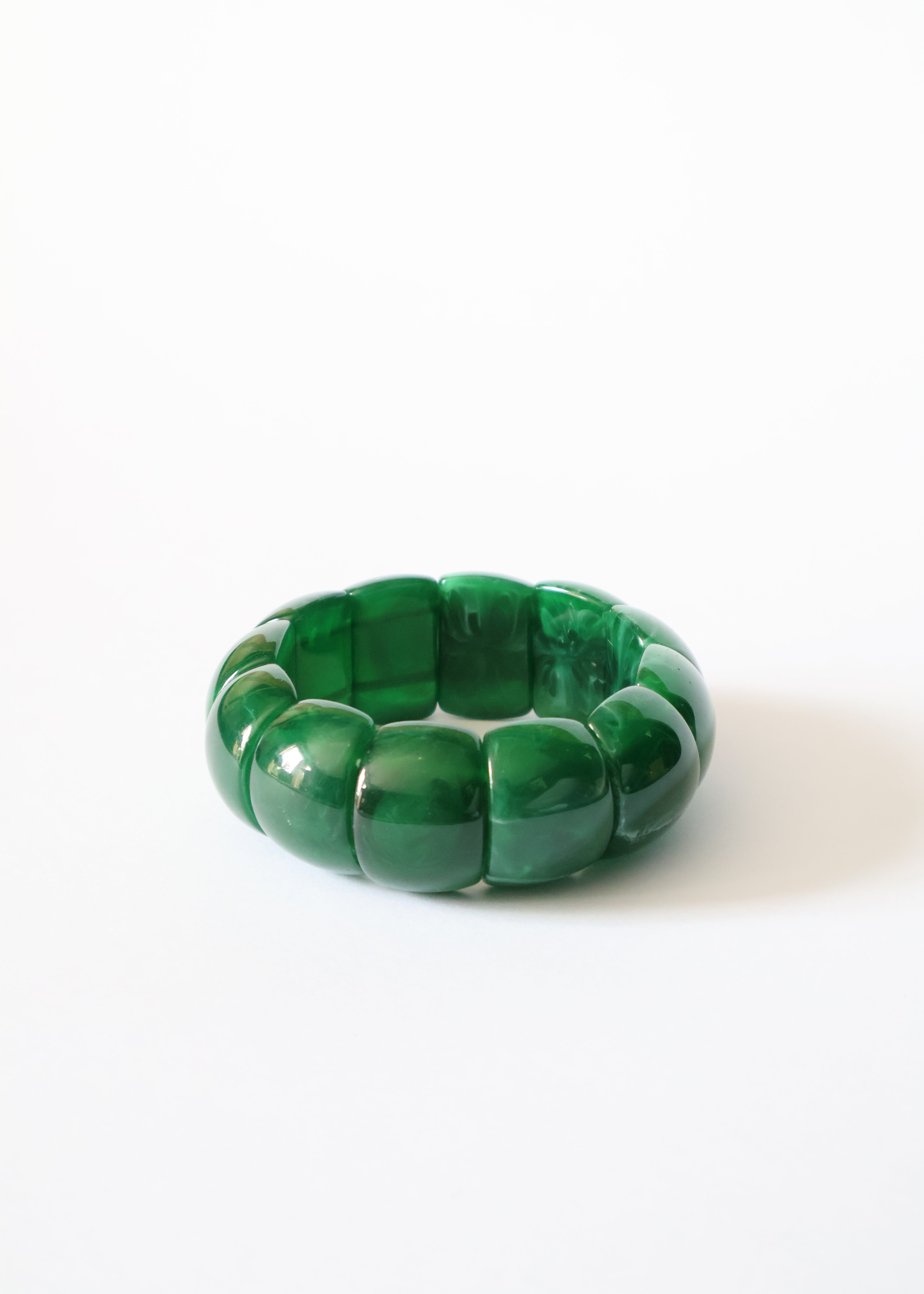 Bracelet élastique type manchette composé de grandes pièces en acétate vert