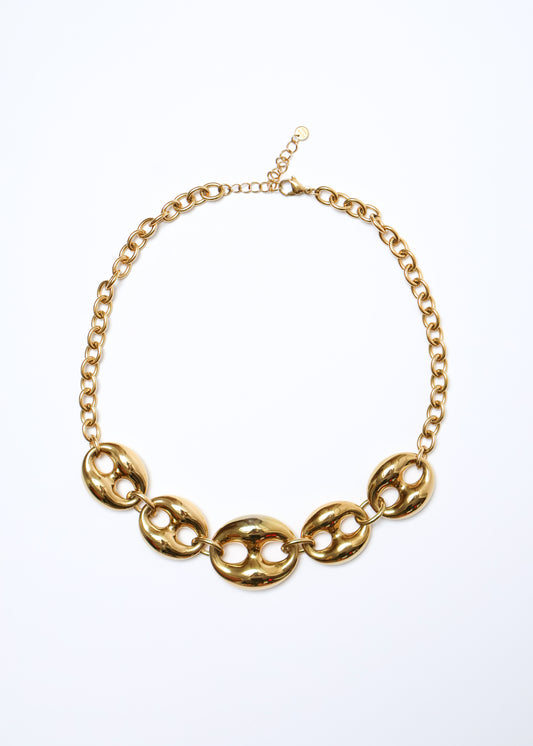 Apportez une touche d'éclat à votre allure avec le collier Stella couleur or/doré. À la fois robuste et élégant, le collier Stella est un bijou qui ne manquera pas de se faire remarquer

Matériaux : Acier inoxydable 100%.