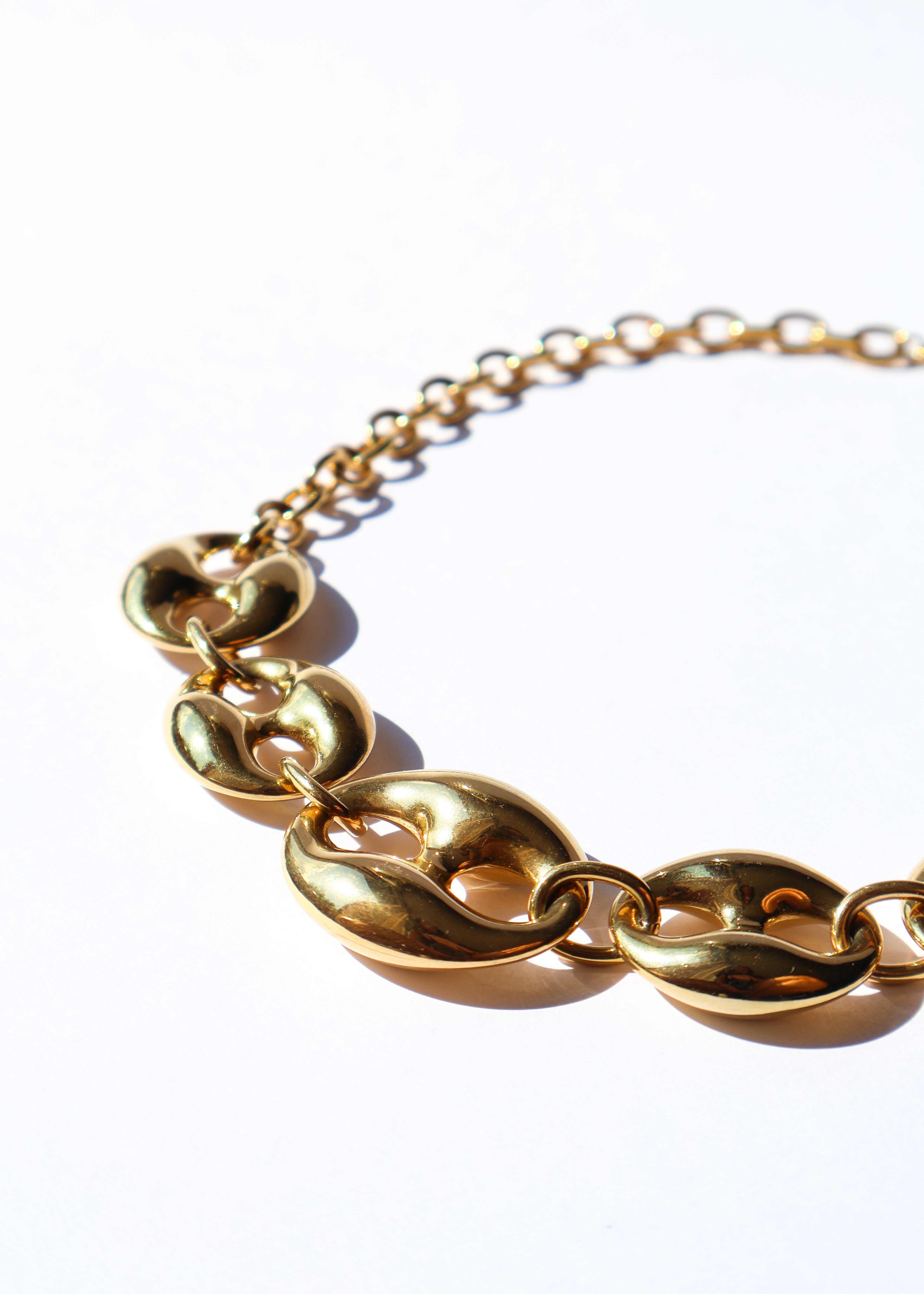 Apportez une touche d'éclat à votre allure avec le collier Stella couleur or/doré. À la fois robuste et élégant, le collier Stella est un bijou qui ne manquera pas de se faire remarquer

Matériaux : Acier inoxydable 100%.