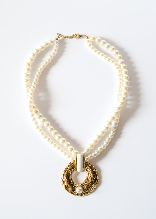 Collier en acier inoxydable et perles, détails or et blanc