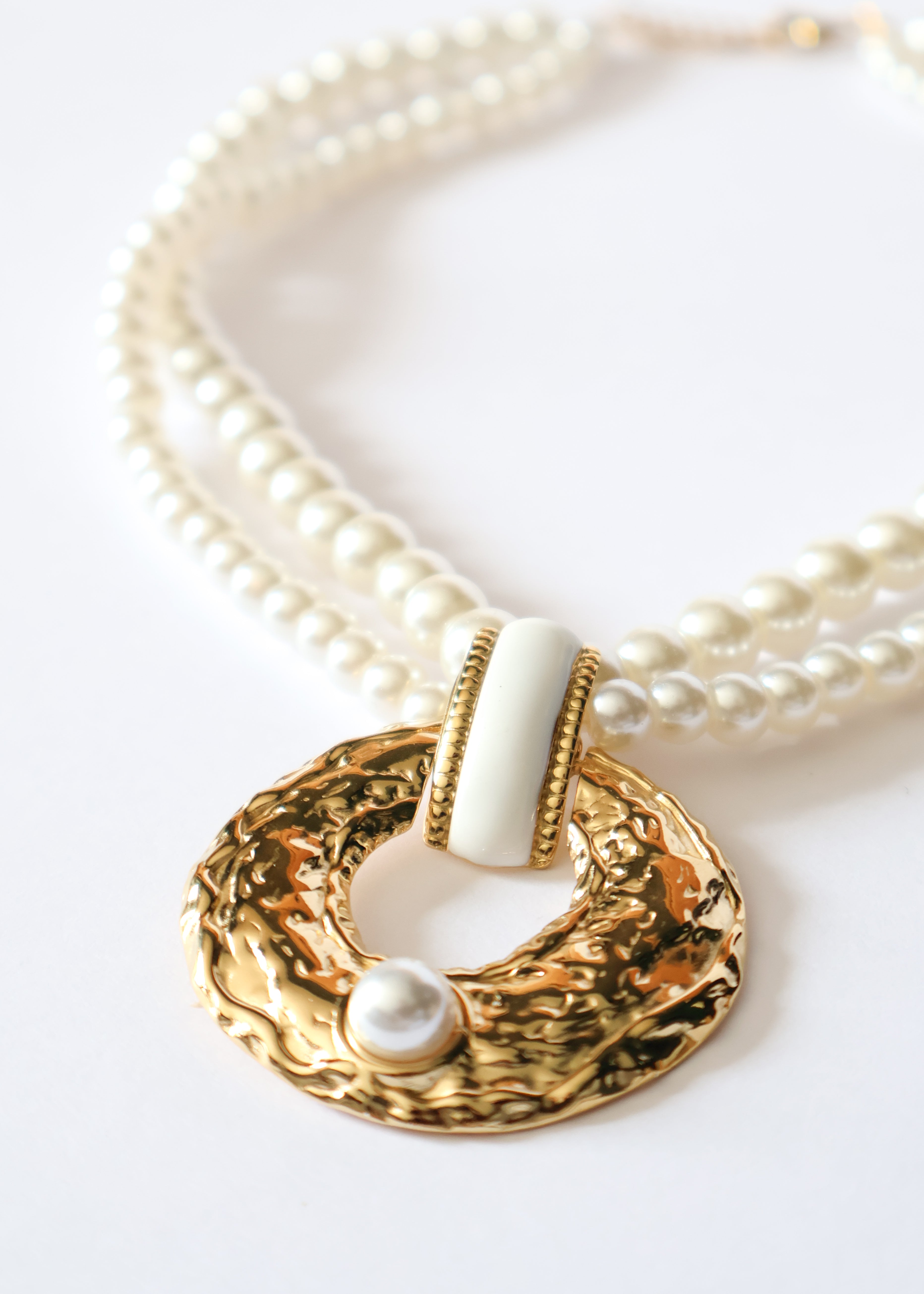 Collier en acier inoxydable et perles, détails or et blanc