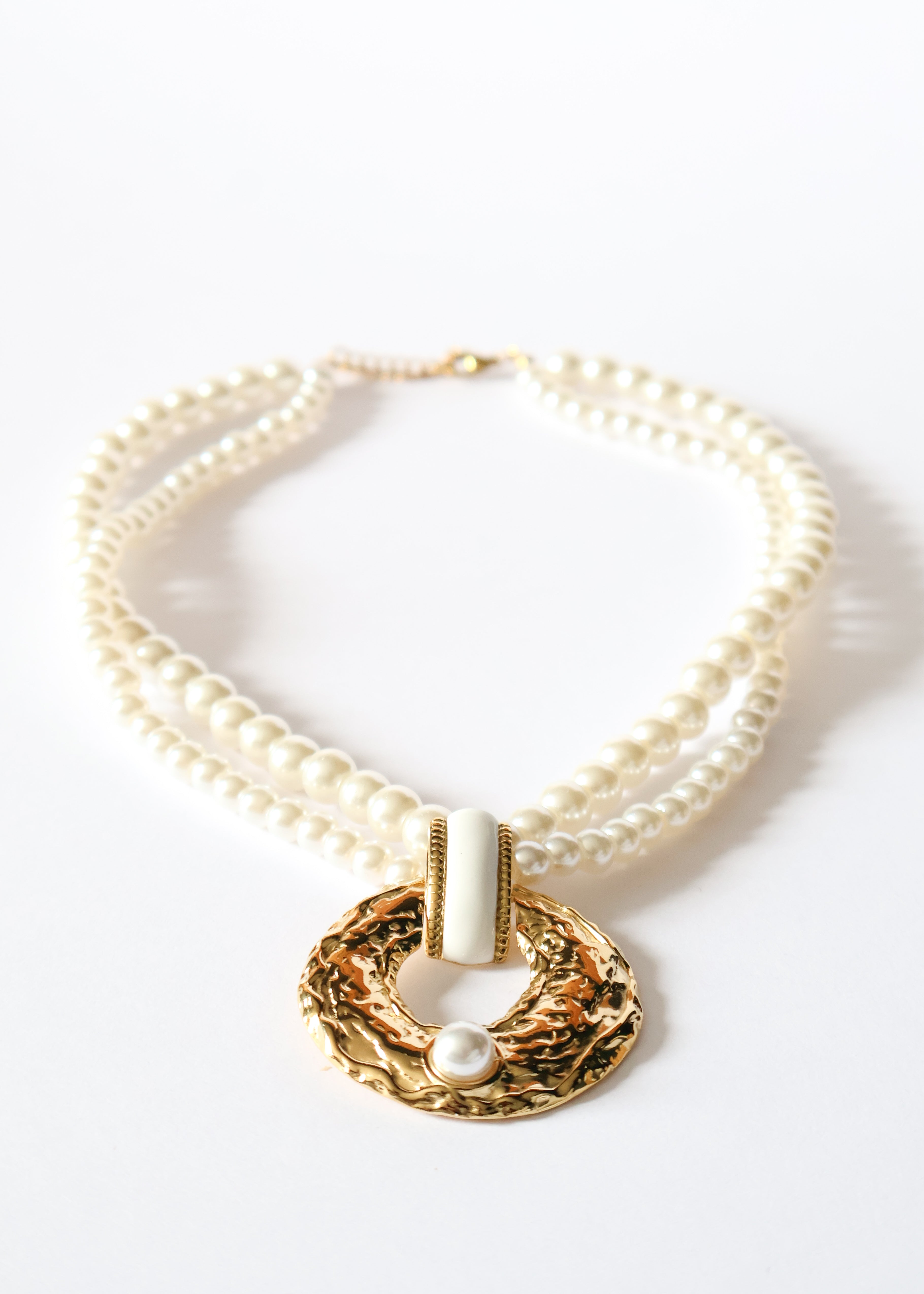 Collier en acier inoxydable et perles, détails or et blanc
