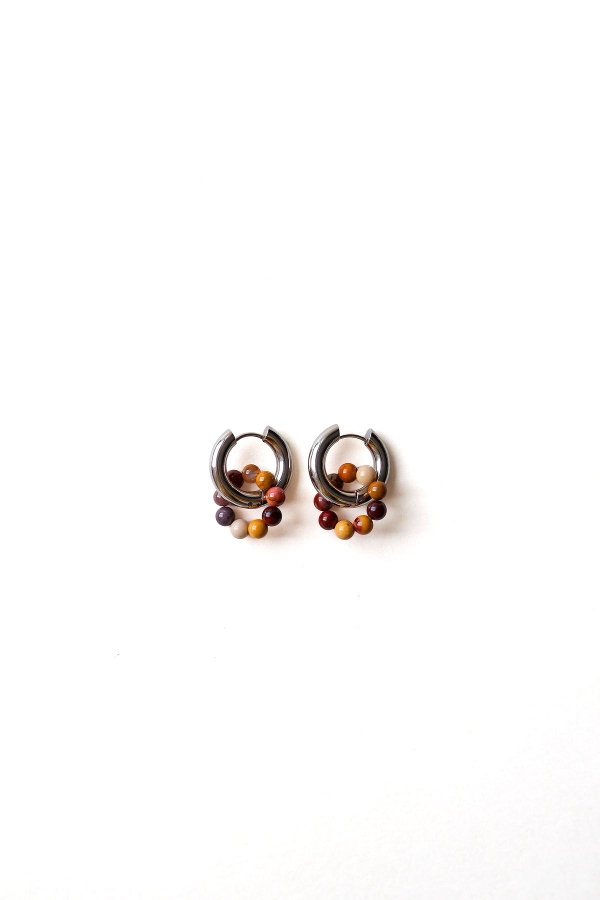 paire de boucles d'oreilles odette en perles de jaspe Mookaïte, vue de face