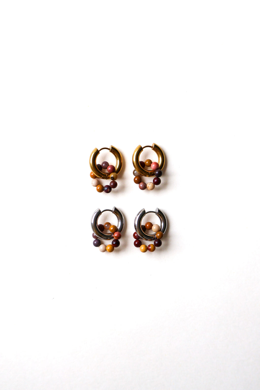 boucles d'oreilles odette en perles de jaspe mookaïte, deux paires argentées et dorées posées à plat