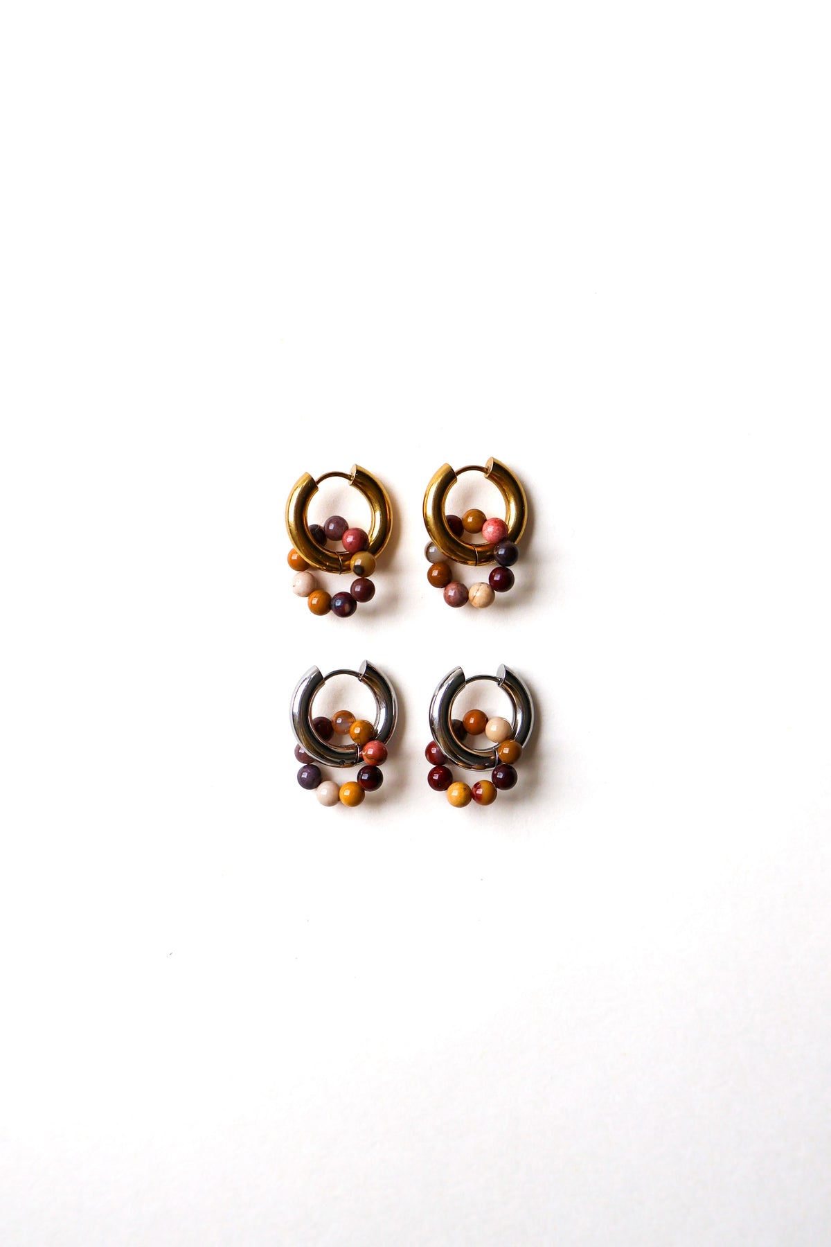 boucles d'oreilles odette en perles de jaspe mookaïte, deux paires argentées et dorées posées à plat