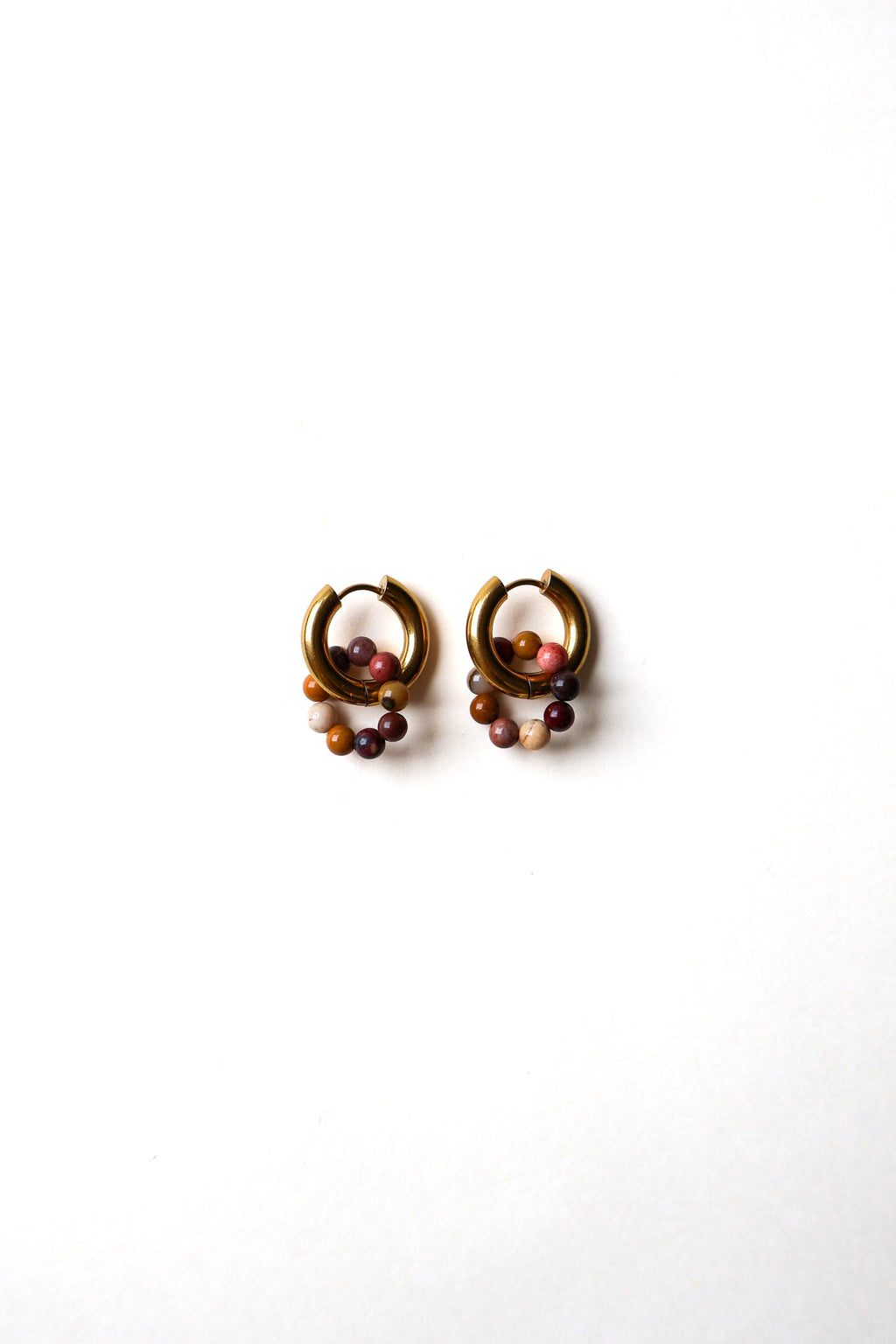 boucles d'oreilles odette, créoles ornées de perles de jaspe, posées à plat