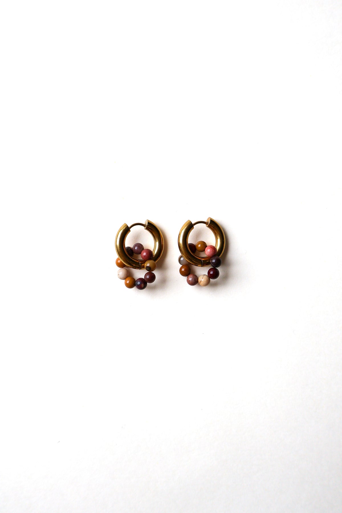 boucles d'oreilles odette, créoles ornées de perles de jaspe, posées à plat