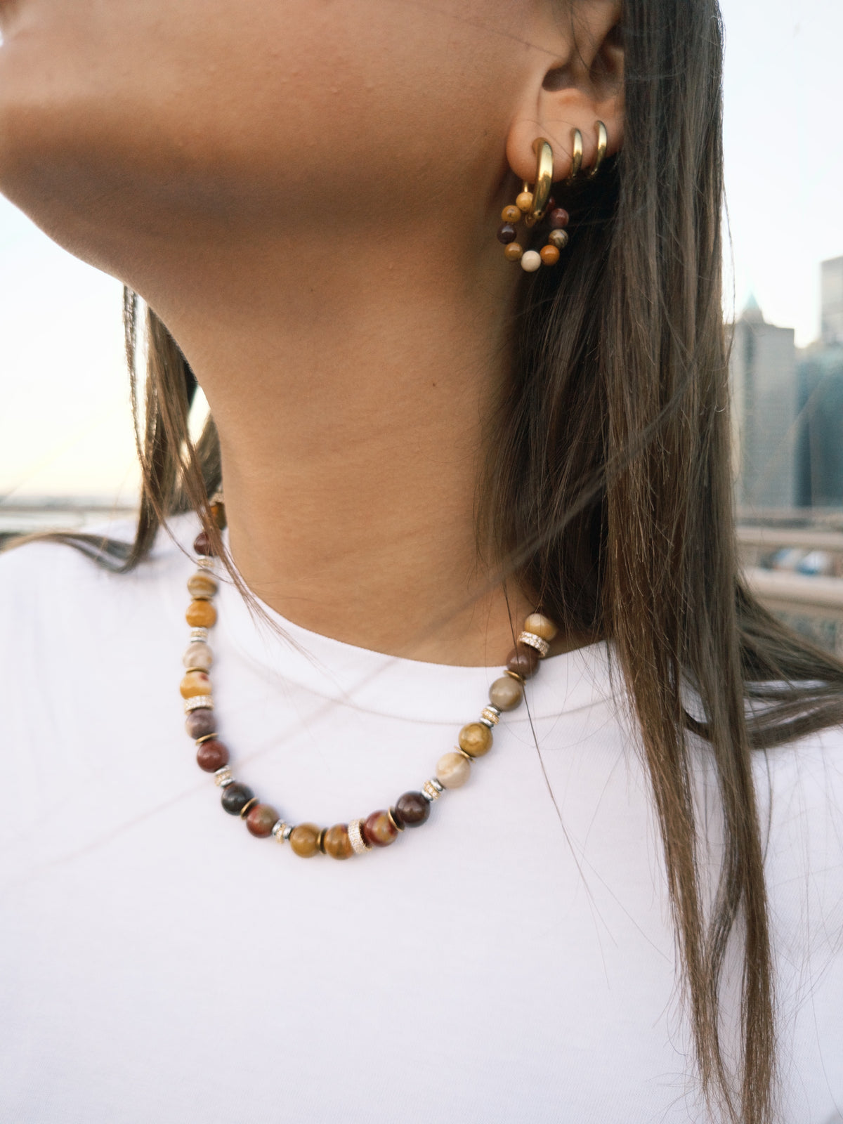 boucles d'oreilles odette portées avec un collier en perles de jaspe mookaïte