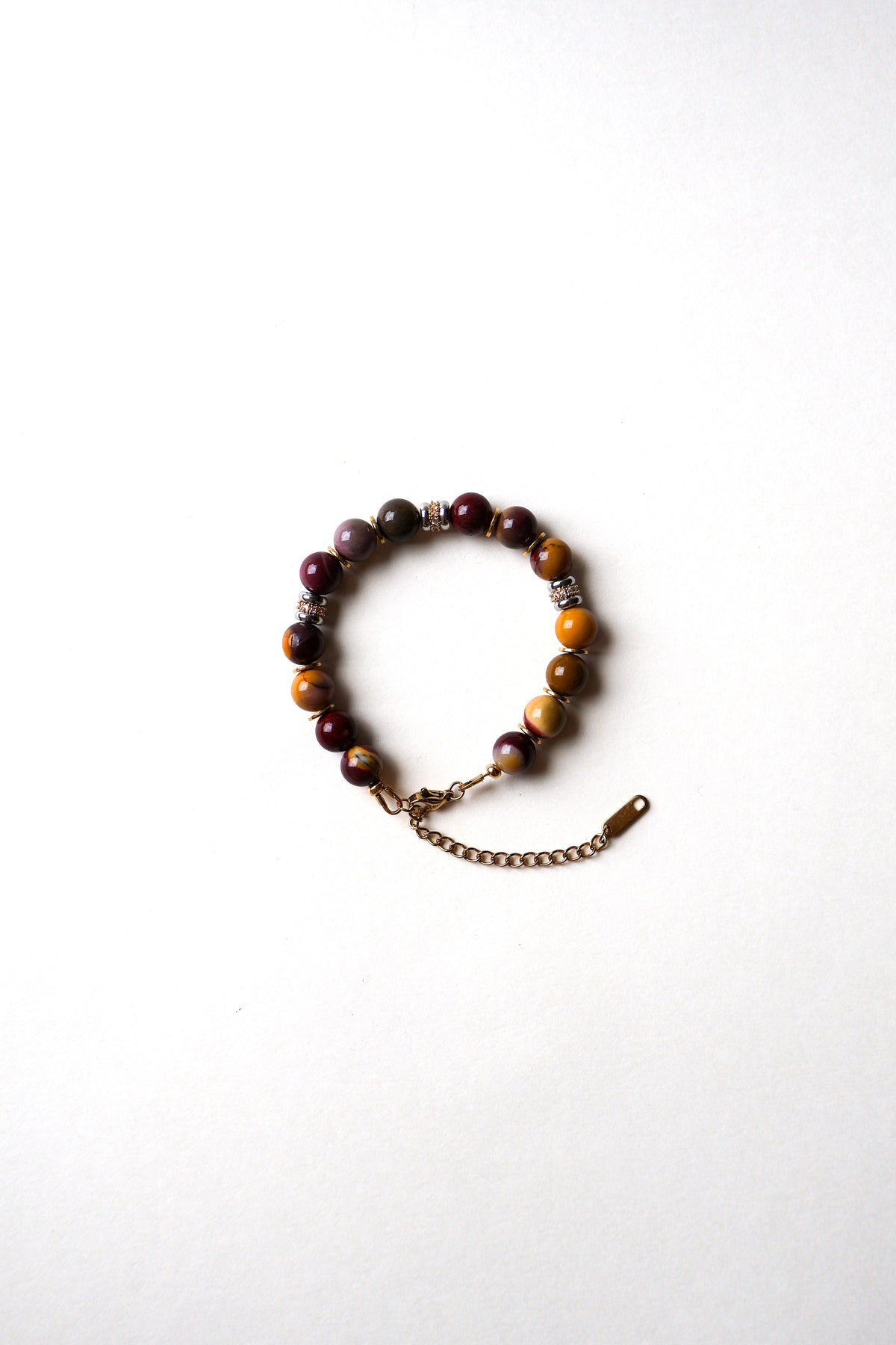 bracelet colette en perles de jaspe mookaïte posé à plat