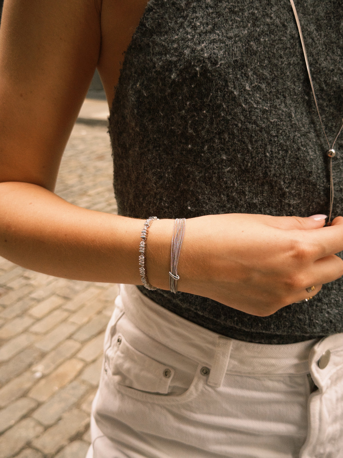 bracelet louise à mailles fines porté en superposition au poignet