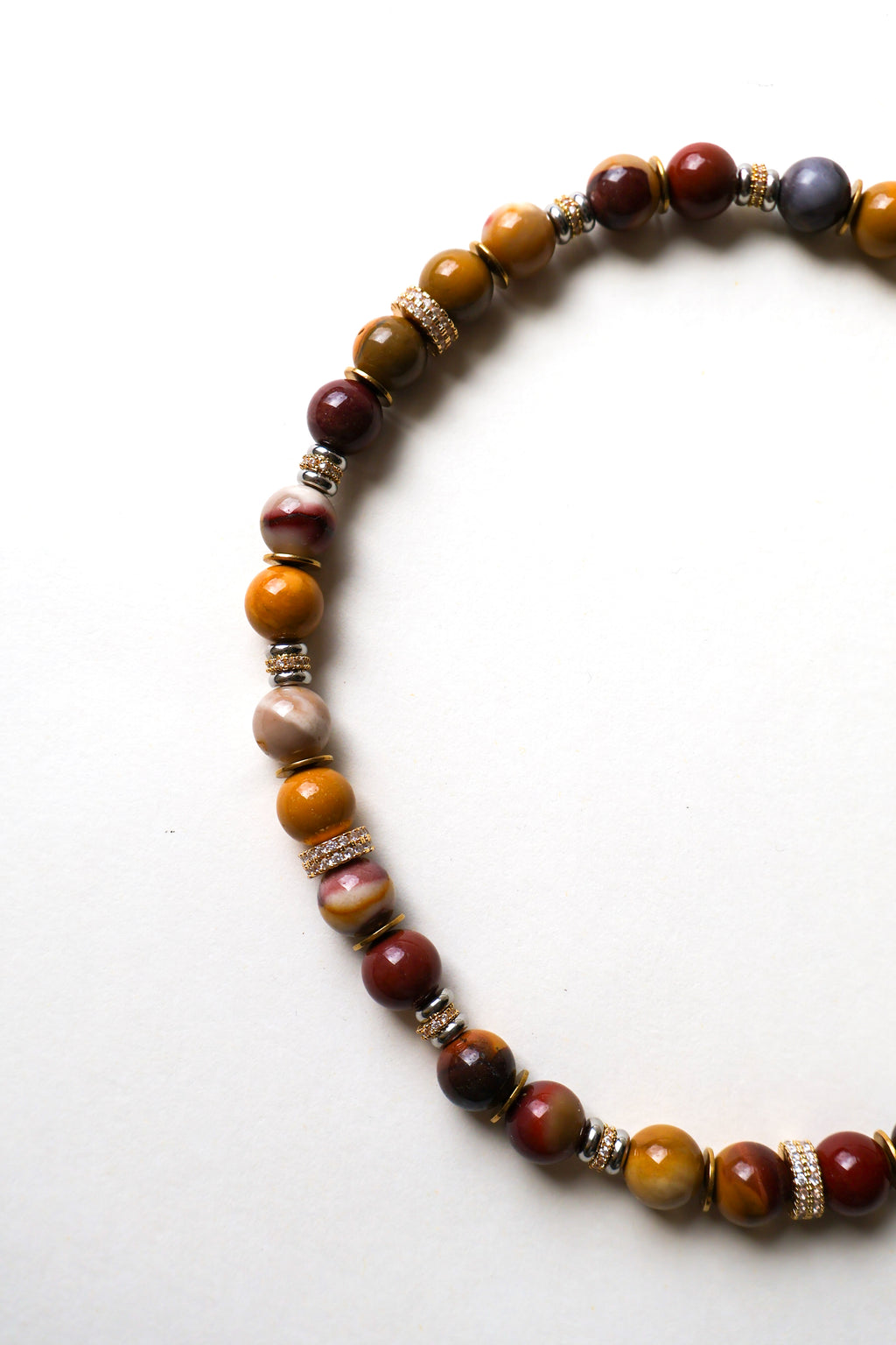 gros plan sur les perles de jaspe mookaïte du collier colette