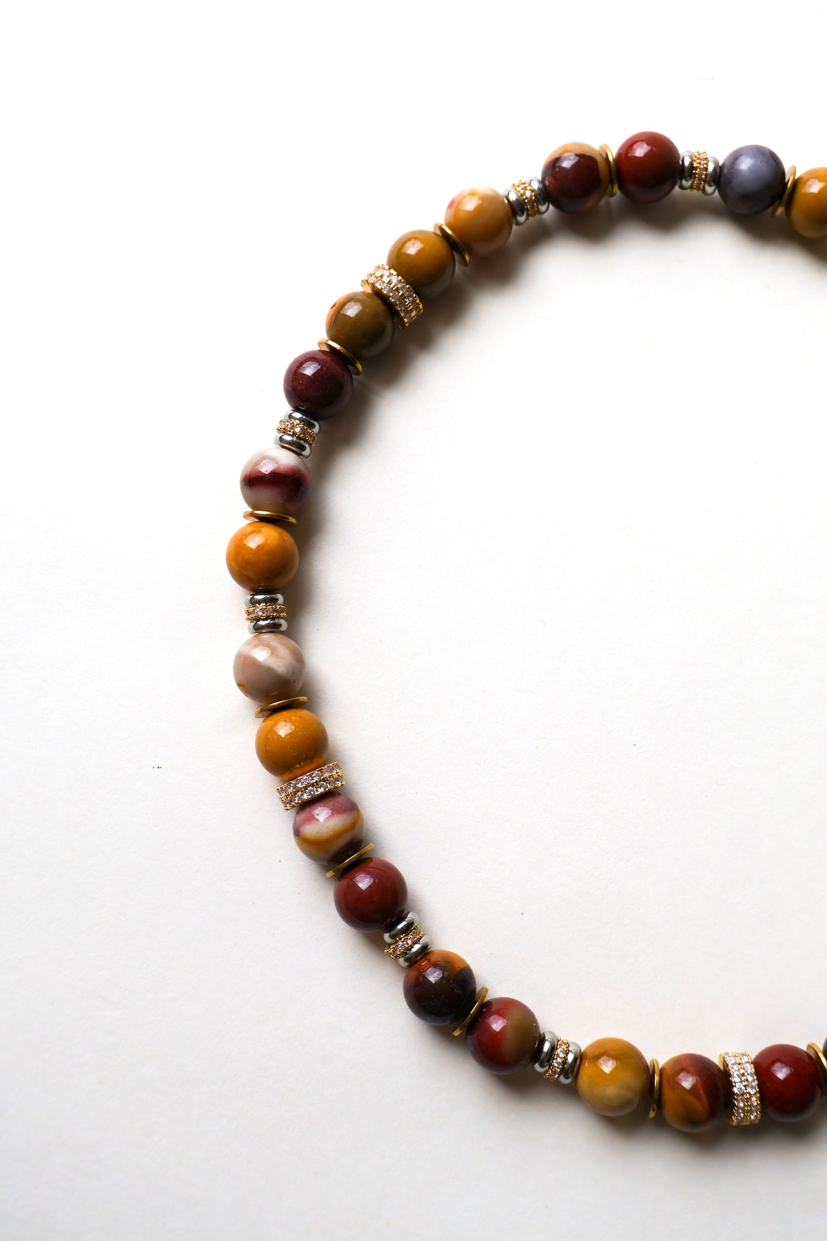 gros plan sur les perles de jaspe mookaïte du collier colette