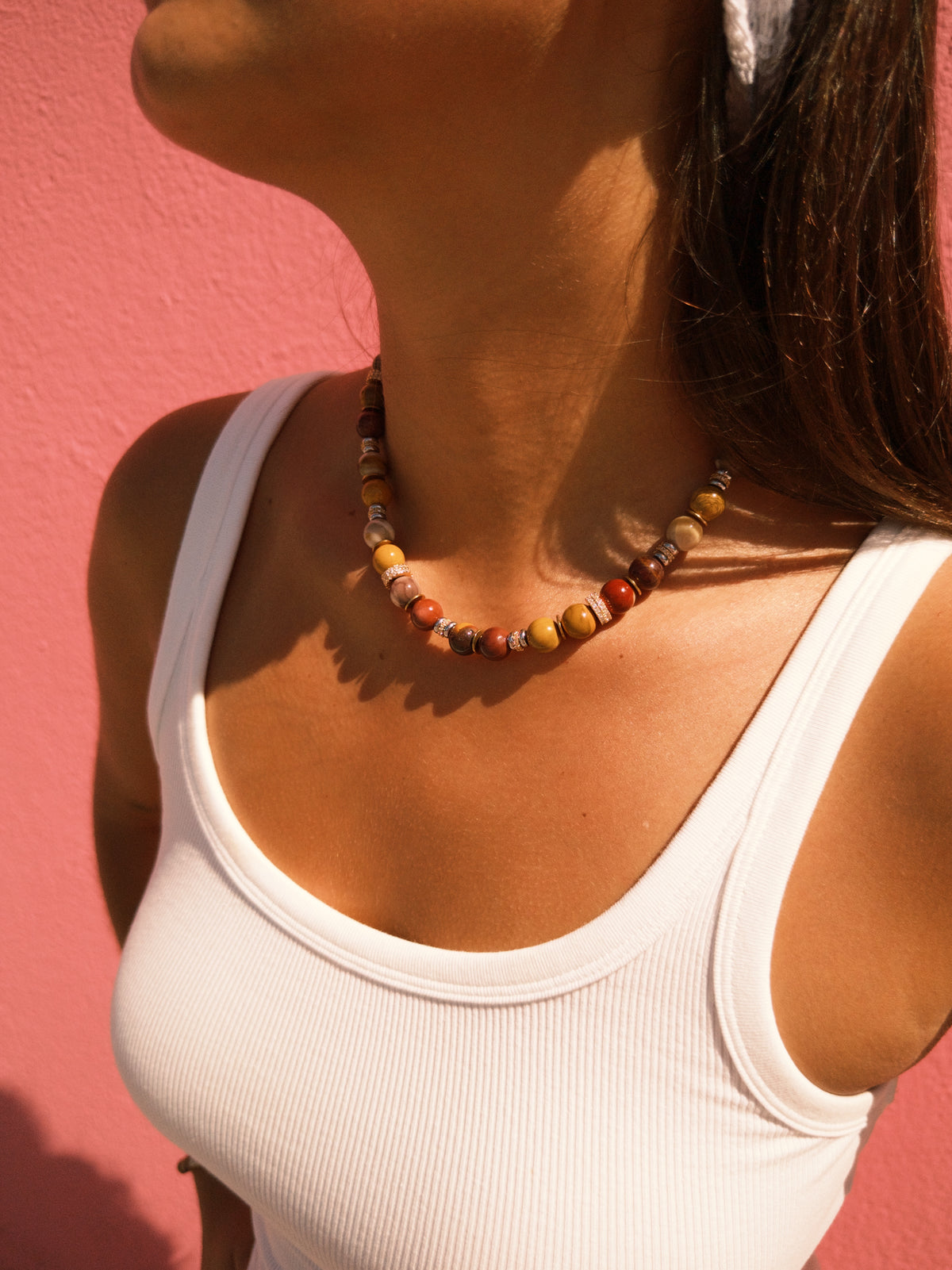 collier colette en perles de jaspe mookaïte porté, tons ocre, terracotta et bordeaux
