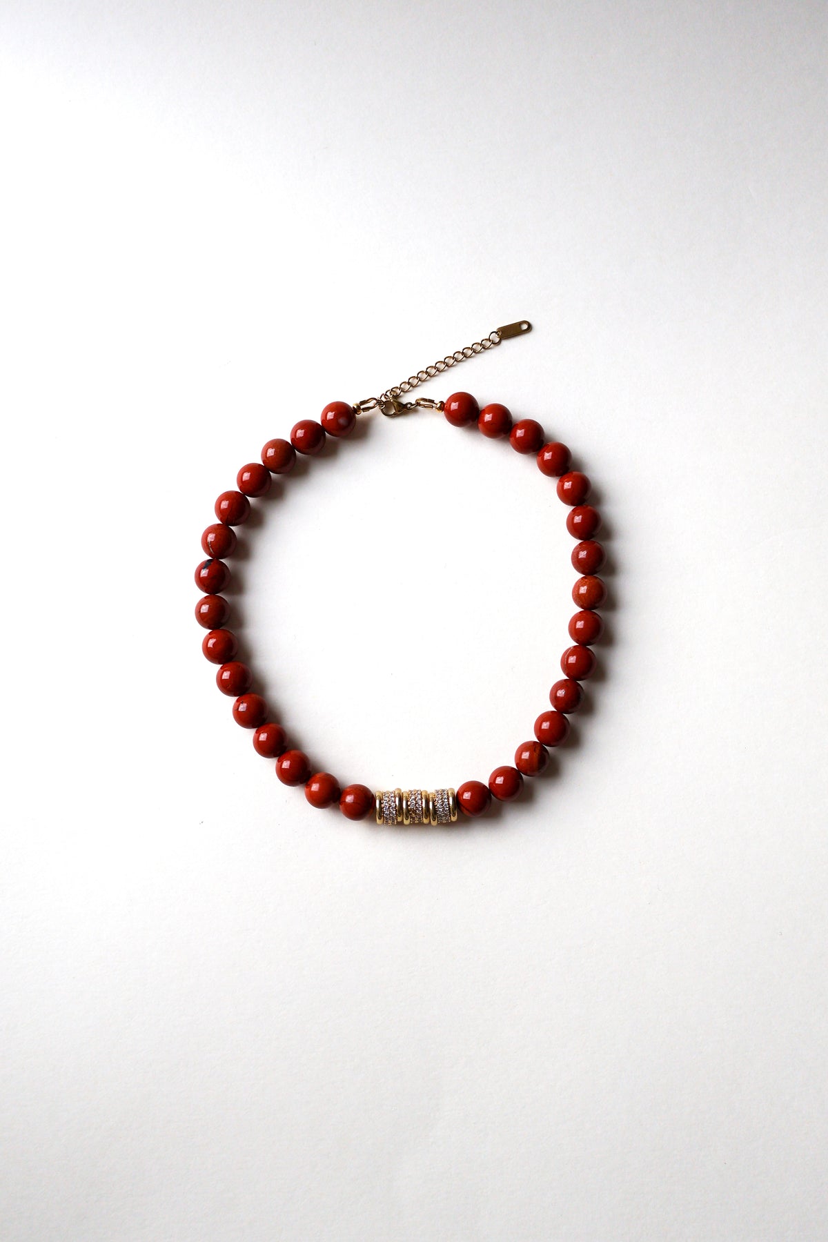 collier joséphine en perles de jaspe rouge posé à plat avec fermoir