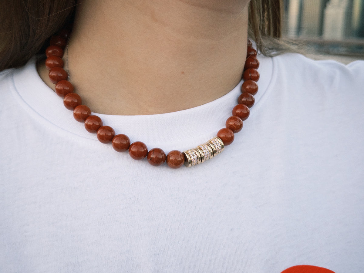 collier joséphine en perles de jaspe rouge et rondelles dorées acier inoxydable et zircons, photo portée