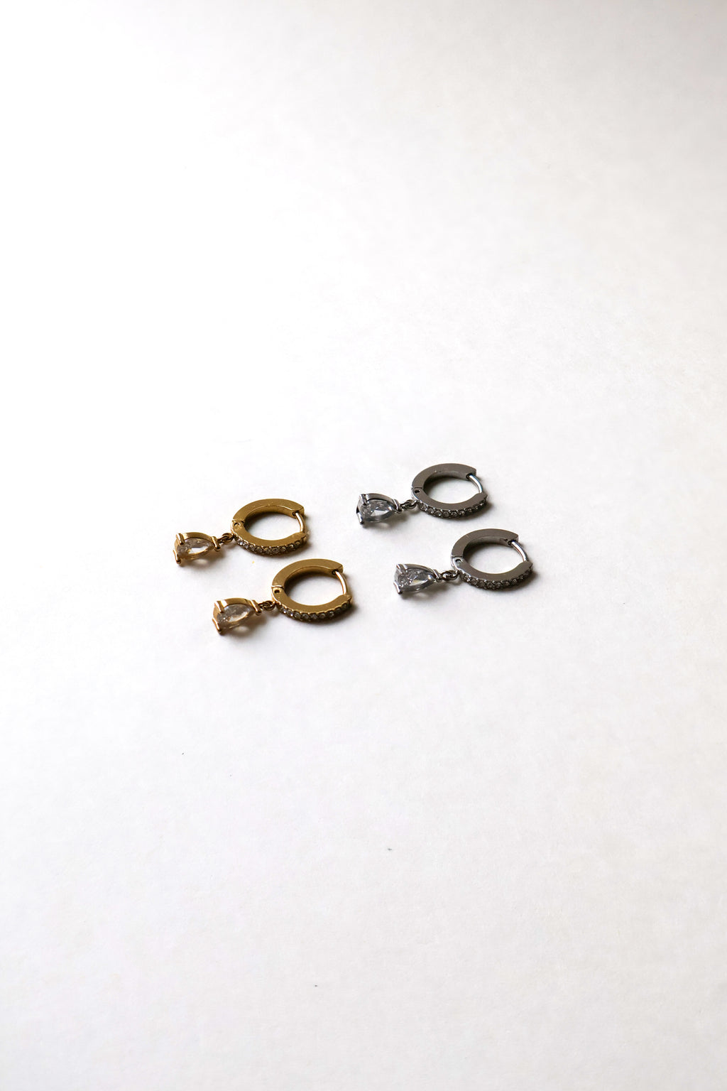 boucles d'oreilles créoles Adèle à pendentif zircon, dorées et argentées