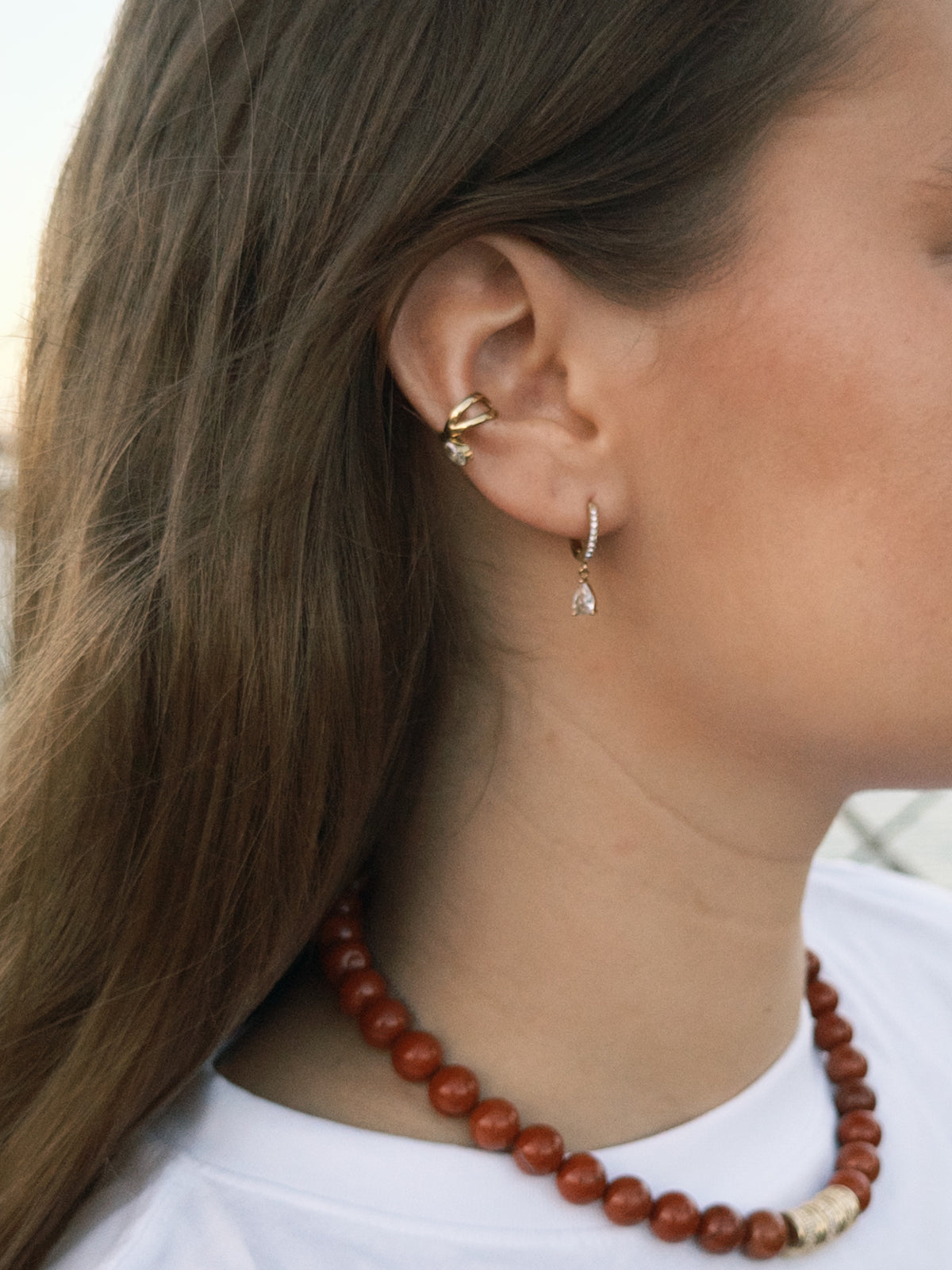 créoles adèle portées avec un aercuff mimi et le collier joséphine en jaspe rouge