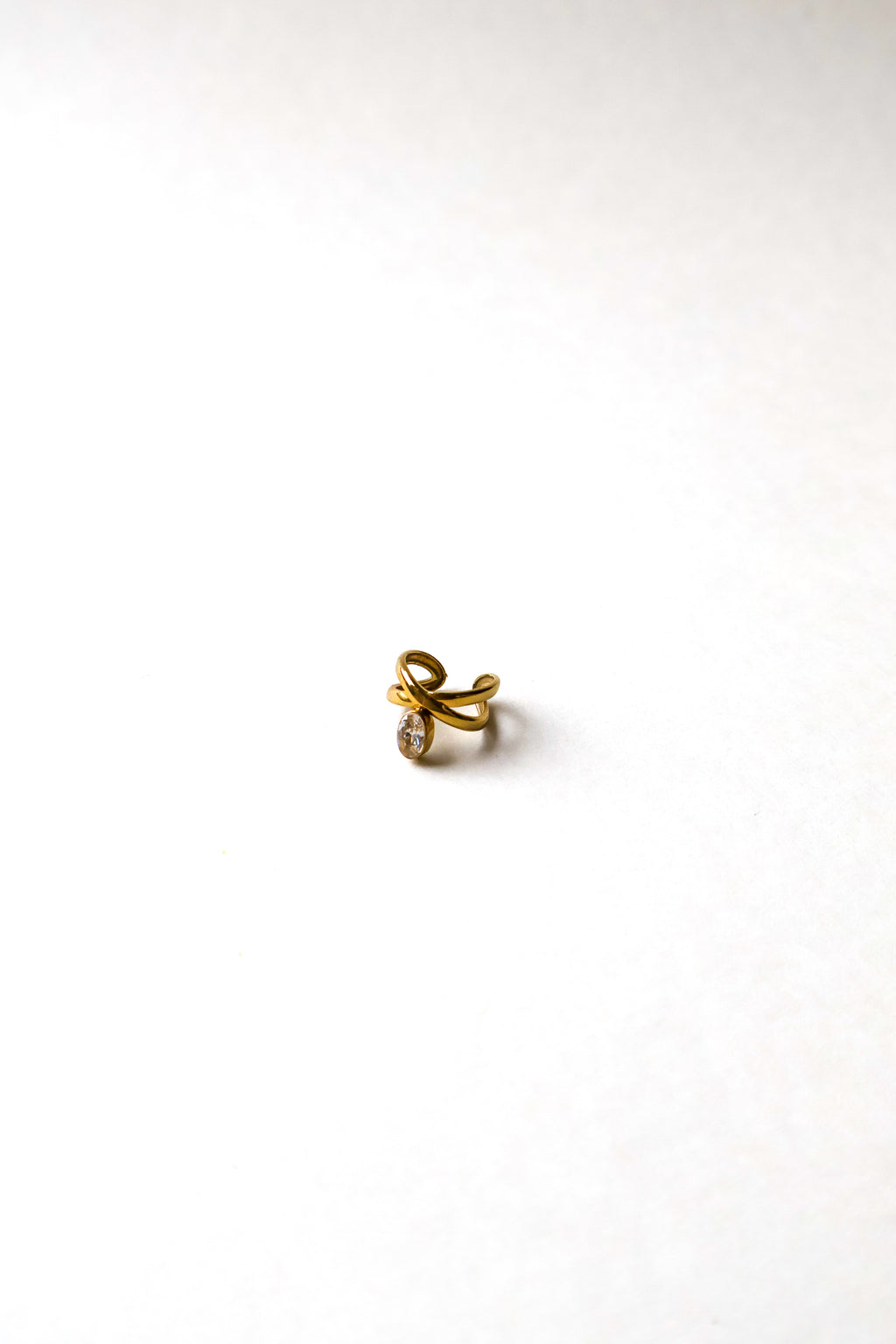earcuff mimi, acier inoxydable doré à lignes croisées et zircon