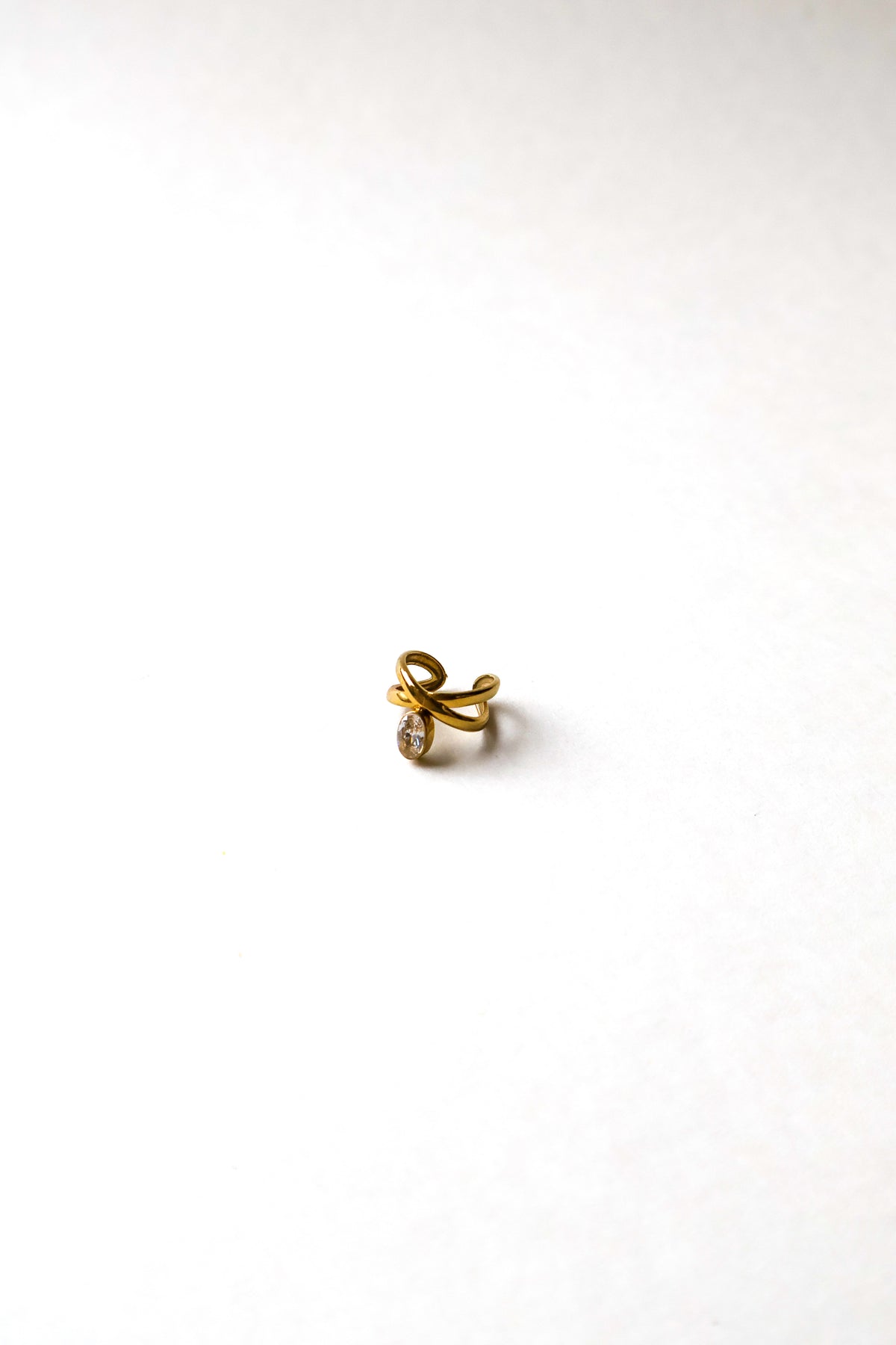 earcuff mimi, acier inoxydable doré à lignes croisées et zircon