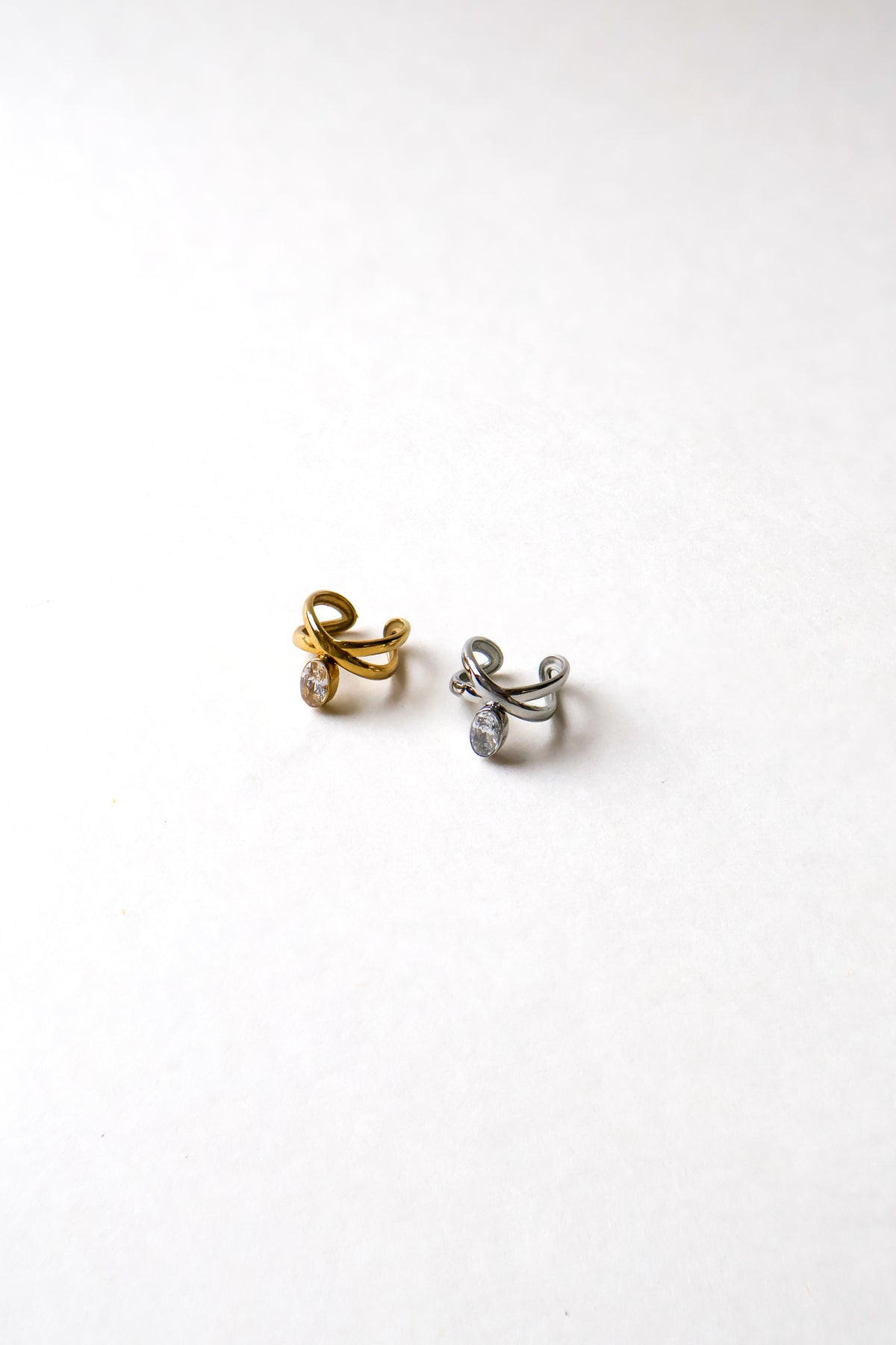 earcuff mimi, doré et argenté, posés côte à côte